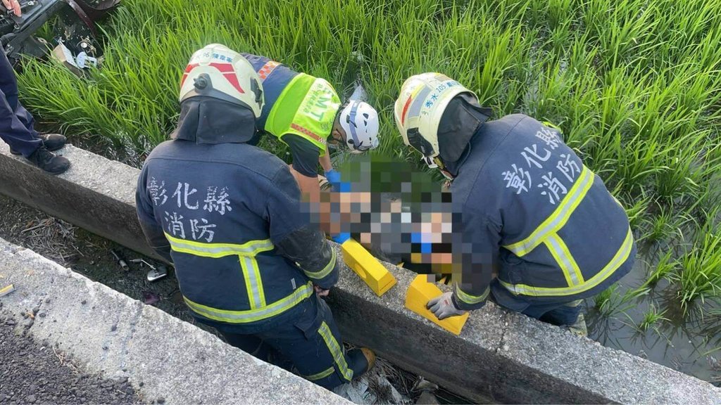 彰化縣秀水鄉19日下午發生車禍，林姓女子騎機車載外甥女行經崙港巷時，機車突然失控撞電線桿後摔落在路邊農田，林女傷重送醫後宣告不治，外甥女也因傷重，仍在醫院接受治療。 圖：中央社（民眾提供）