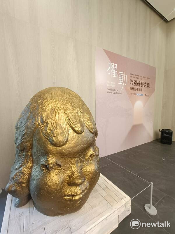 奈良美智限量巨型銅雕《節子貓》，重達近500公斤的作品以獨特的童趣風格，靜靜地佇立在展覽空間。 圖：唐復年/攝