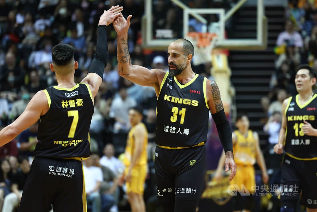 台灣職業籃球大聯盟（TPBL）新北國王與新北中信特攻20日在新莊體育館交手，國王洋將桑尼（Sani Sakakini）（中右）表現出色，拿下全隊最高的28分、外帶14籃板，助隊以111比79勝出。 圖：中央社