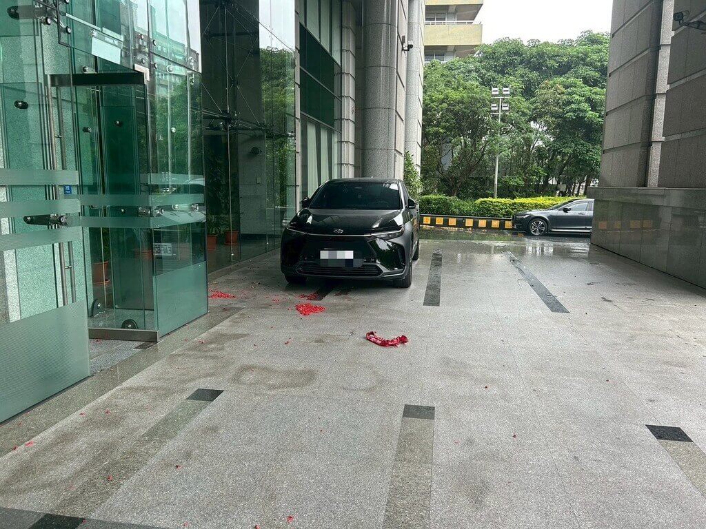 台北市警方20日獲報，中正區的交通部大樓遭人施放鞭炮，初步已鎖定涉案女子身分，將通知到案說明。 圖：中央社（翻攝照片）
