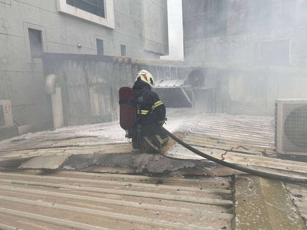 彰化縣消防局20日下午接獲民眾報案，指靠近鹿港老街的民生路，有烘焙店發生火災，消防人員前往馳援，約半小時後撲滅火勢。（彰縣消防局提供） 圖:中央社