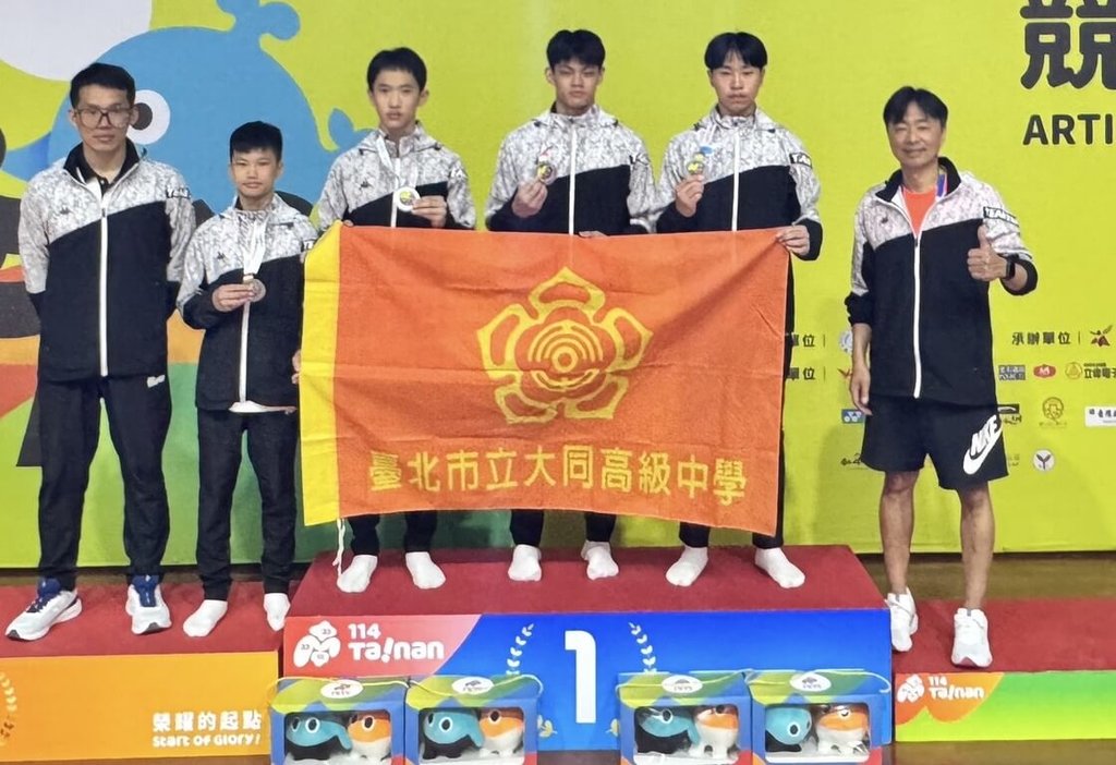 台北市大同高中20日在114年全國中等學校運動會國男組競技體操成隊決賽獲得銀牌，其中鄭丞佑（右2）於地板、跳馬兩個項目都發揮得相當出色。（大同高中提供）