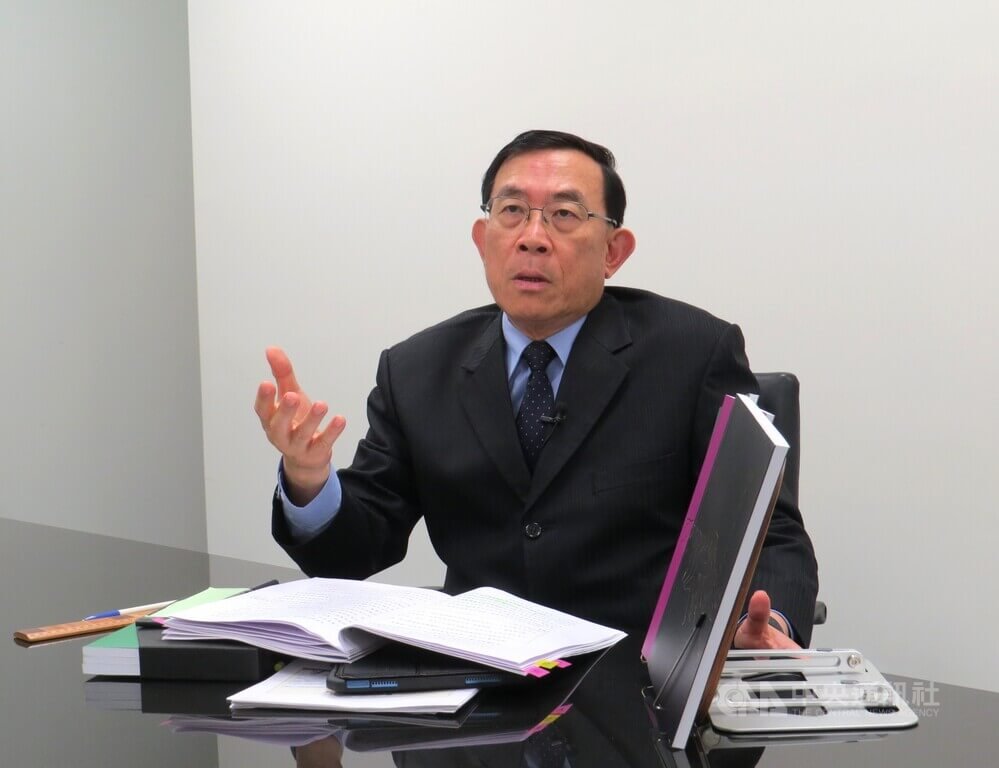 最高檢察署檢察總長邢泰釗（圖）向中央社記者分析，國安案件中接洽、提供資金、旅遊招待的中方人員，聯絡資料往往只有微信暱稱、代號，或是一紙民間企業名片，款項的給付會透過現金、虛擬貨幣，導致檢方在追緝與舉證時遭遇巨大困難。 圖：中央社
