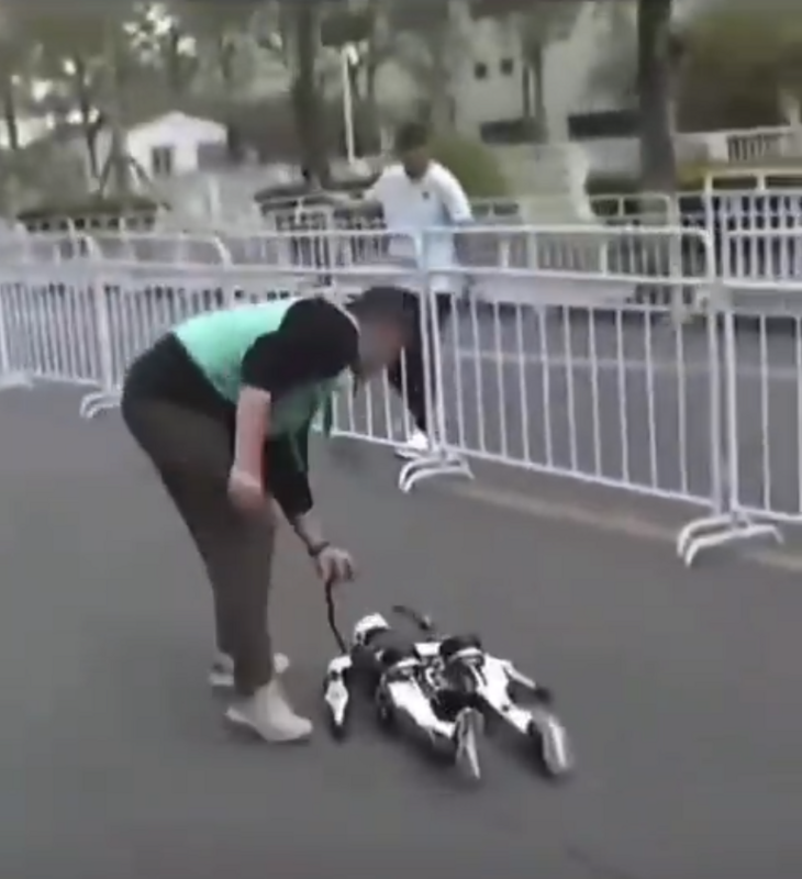 中國首次舉辦人類與機器人共同競技的馬拉松，但機器人出現的各種問題顯示中國技術仍不夠成熟。 圖：翻攝自谷風 X 帳號