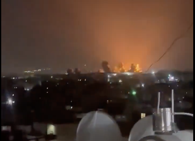 美軍近日明顯升高打擊力度，針對胡塞控制地區展開新一波猛烈空襲。 翻攝自 X