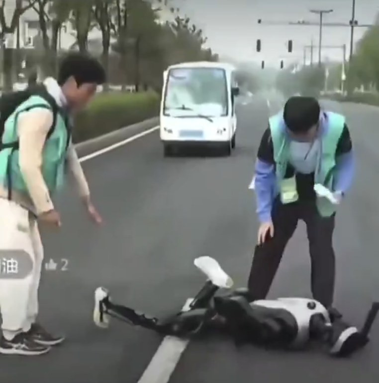 中國首次舉辦人類與機器人共同競技的馬拉松，但機器人出現的各種問題顯示中國技術仍不夠成熟。 圖：翻攝自谷風 X 帳號