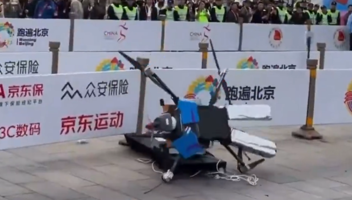 中國首次舉辦人類與機器人共同競技的馬拉松，但機器人出現的各種問題顯示中國技術仍不夠成熟。 圖：翻攝自總裁簡報 X 帳號
