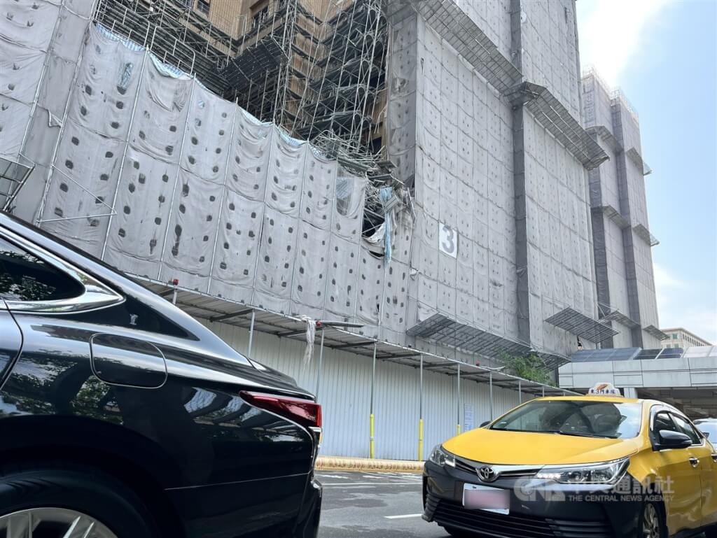 台北市中正區台大醫院工程鷹架21日上午發生倒塌意外，現場道路拉起封鎖線。 圖：中央社