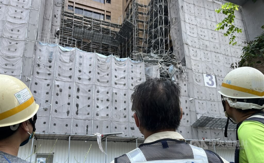 台北市中正區台大醫院外牆鷹架21日上午突然倒塌掉落，事故發生原因仍有待相關單位進一步調查釐清。 圖：中央社