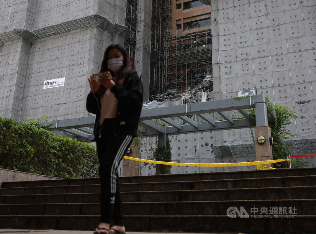 台北市中正區台大醫院外牆21日上午發生鷹架倒塌意外，現場拉起黃色封鎖線提醒路過民眾。 圖：中央社