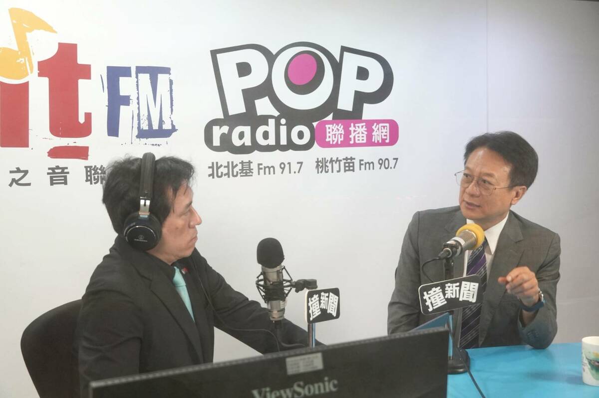 卓伯源接受《POP撞新聞》主持人黃暐瀚專訪。 圖：POP Radio《POP撞新聞》/提供