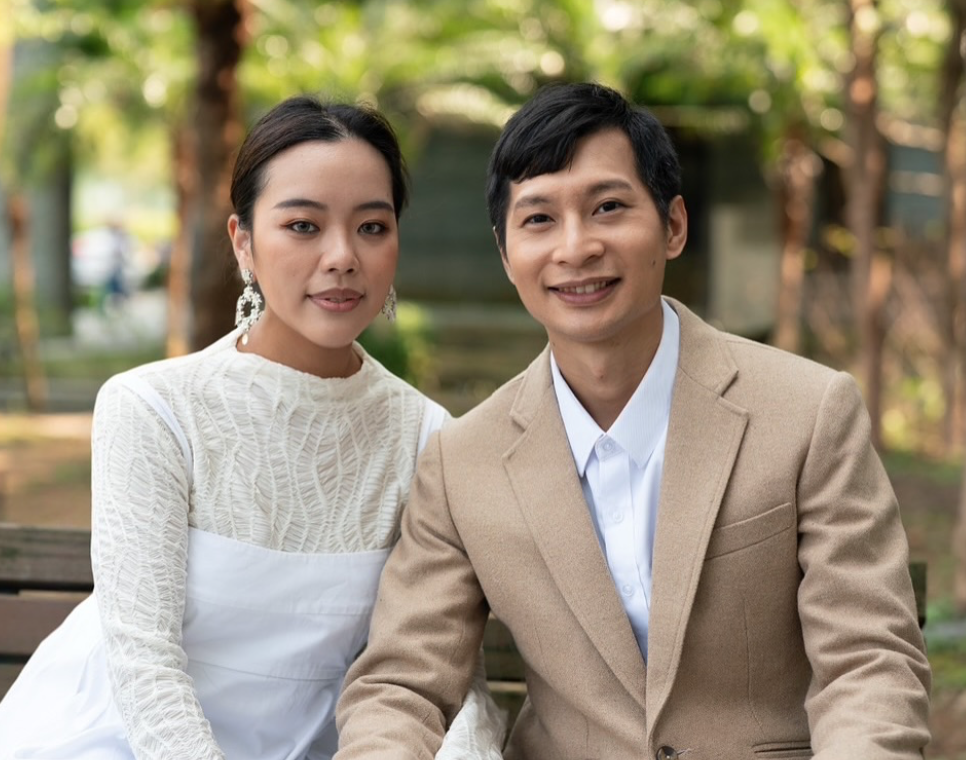 逸祥（右）今日驚喜透露，跟交往4年的女友紫布爾正若正式登記結婚。 圖：翻攝自逸祥IG