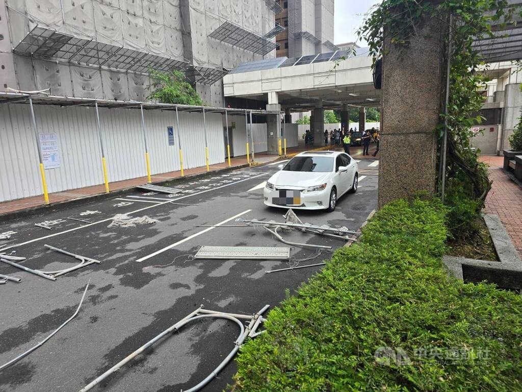 台北市台大醫院院區工程21日發生鷹架倒塌事件，波及1輛汽車受損，幸無人傷亡。台北市建管處派員勘查認為，工地未善盡維護施工場所安全之責，已依法裁罰施工廠商9萬元罰鍰。 圖：中央社（翻攝照片）