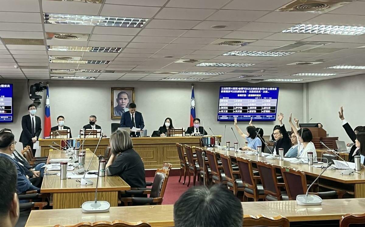 吳釗燮未請假列席「共諜案」專案報告 藍白多數通過譴責案