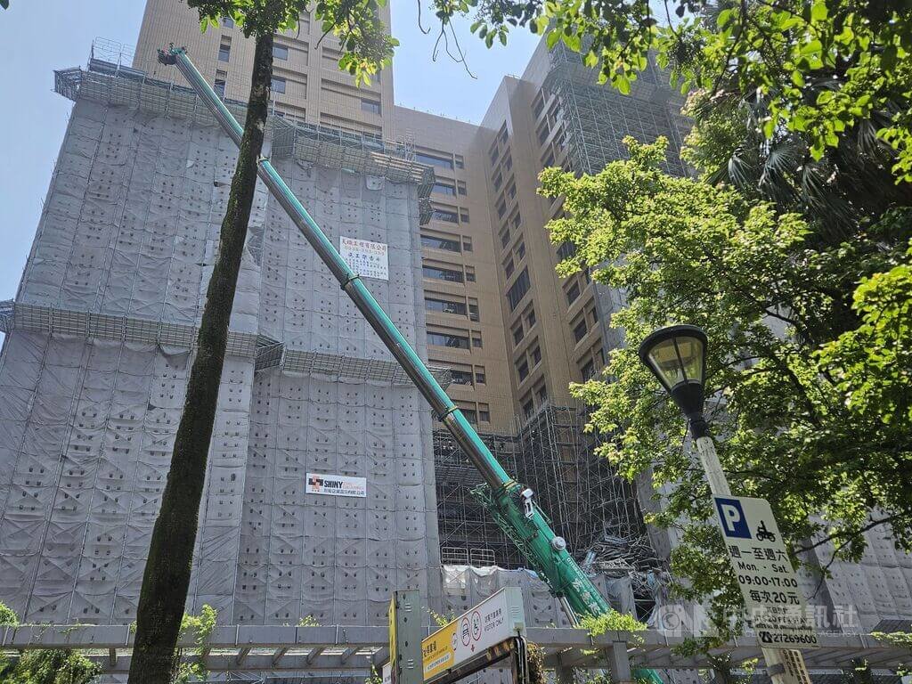 台北市台大醫院東址院區外牆更新工程鷹架21日上午發生倒塌意外，正在進行移除作業，院方周邊3個車道已封鎖2個車道，以確保現場安全。中央社記者陳婕翎攝 114年4月21日