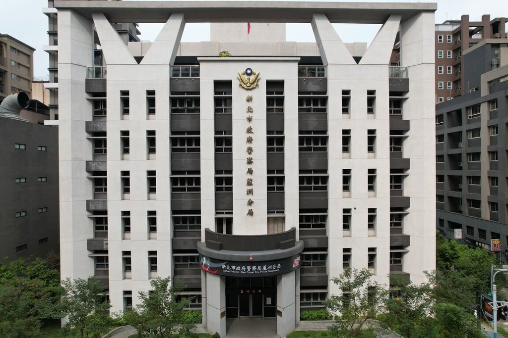 新北市政府警察局蘆洲分局21日表示，家長帶小孩去游泳要全程注意，日前有女子帶年幼子女去游泳，不料，就在她接聽電話時，孩子已溺水並沉入池底，幸泳客發現趕緊將男童拉起，才幸運救回一命。圖為蘆洲分局。 圖：中央社（警方提供）