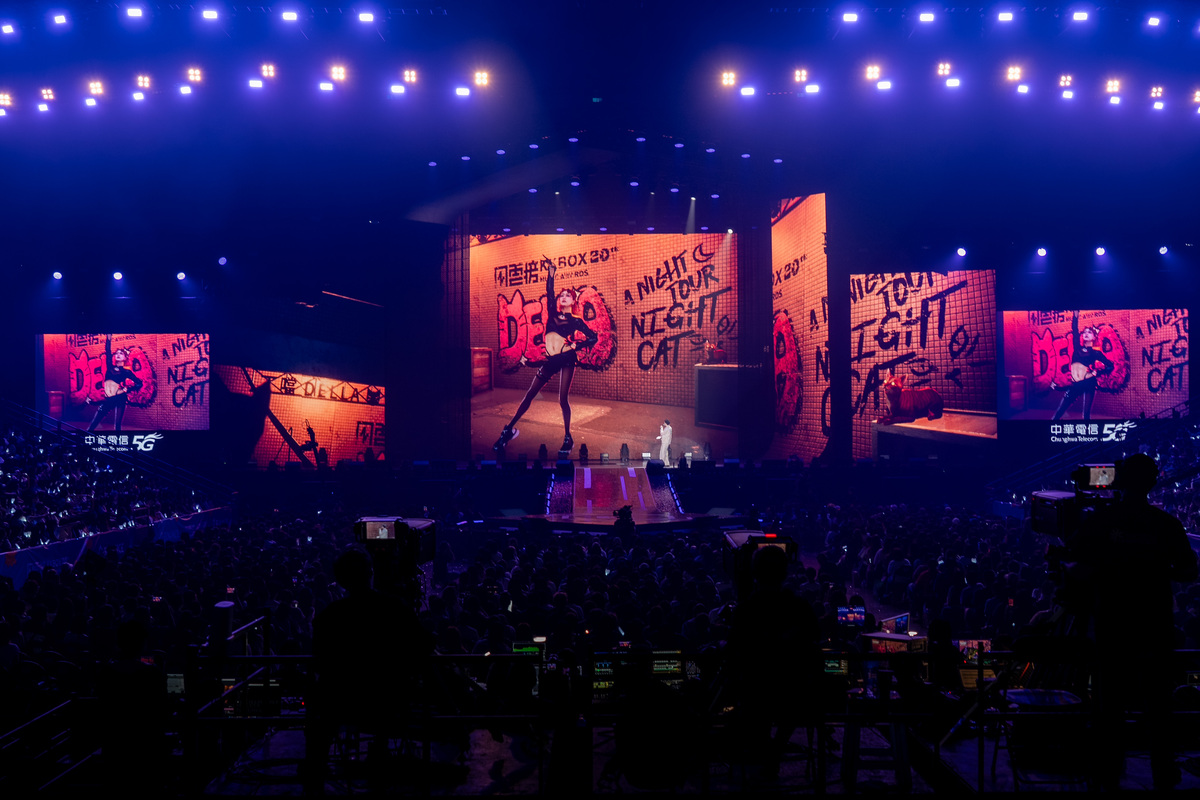 第20屆KKBOX 風雲榜演唱會上週六於高雄巨蛋熱鬧舉行，中華電攜手KKBOX獨家首次打造「5G AI平行時空共演」舞台。 圖: KKBOX/提供