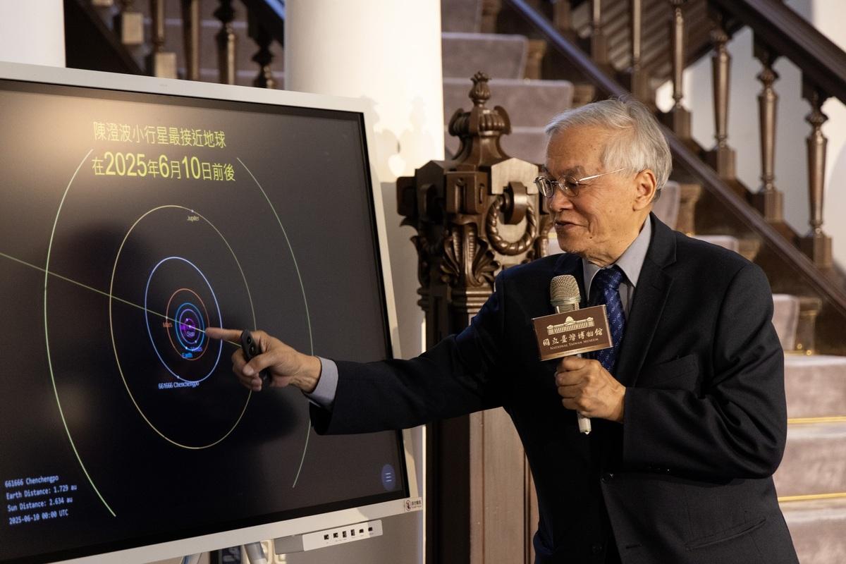 國立中央大學天文研究所教授葉永烜院士進行科普短講，並說明「陳澄波小行星」將於今年6月10日前後最接近地球。 圖：文化部提供