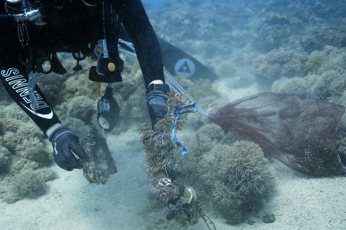 潛水員在海底陸續清除廢棄漁網、鋁罐及寶特瓶等嚴重危及海洋生態的人為廢棄物。 圖：翻攝自墾丁國家公園臉書