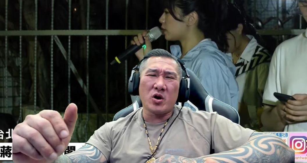 館長被網友炮轟「去問蔡阿嘎怎麼經營MIT的，人家都可以你就不行」。 圖：翻攝自館長惡名昭彰YT頻道