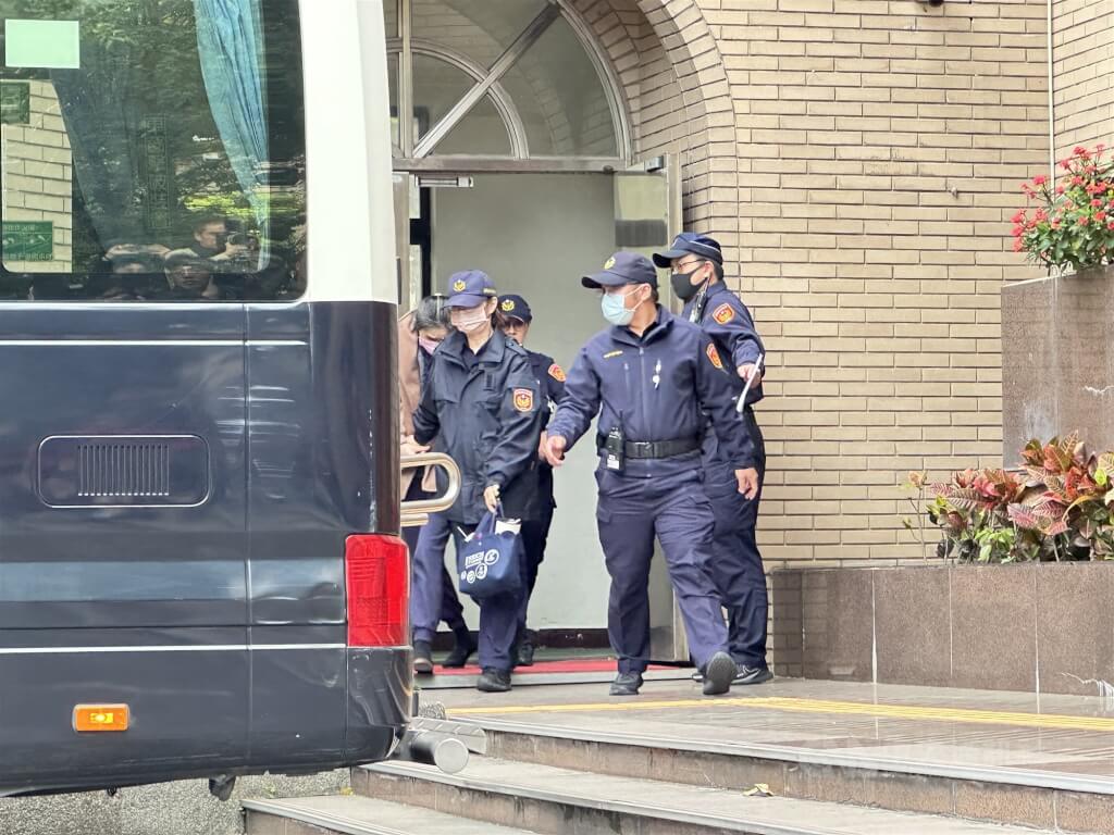 圖為台北地方法院3月19日開庭，庭訊結束後，姊妹由法警戒護上囚車。 圖：（中央社檔案照片）