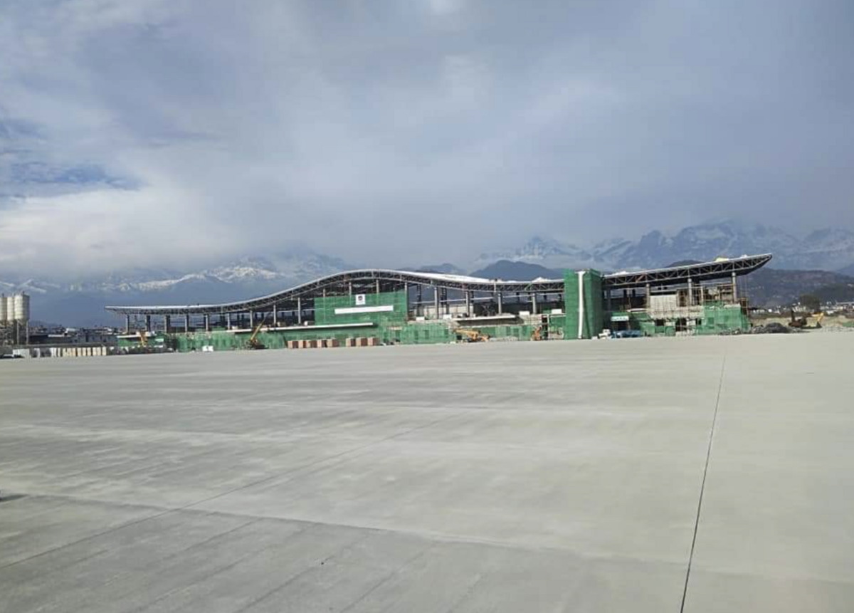 承包博卡拉國際機場項目的中企中工國際建造機場時使用劣質建築材料，還未能繳納稅款、未按規範完成項目。圖為博卡拉國際機場建造現場。 圖：翻攝自維基百科