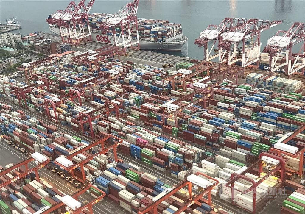 圖為高雄港區碼頭貨櫃堆放情形。 圖：中央社提供