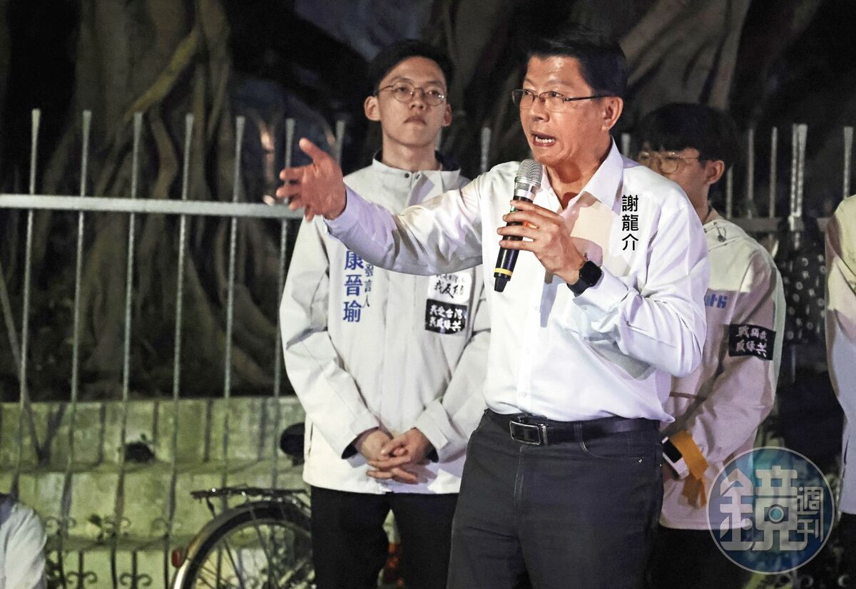 立委謝龍介在北檢前號召藍營支持者抗議，涉違反《集遊法》，將被台北市警方移送法辦。 圖：鏡週刊提供