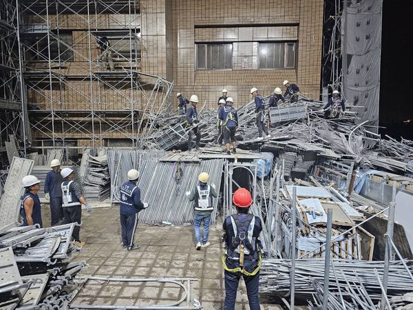 北市府22日證實，49歲印尼籍移工蘇亞曼遭壓在三樓施工架中，屍僵明顯死亡。 圖：台北市政府提供