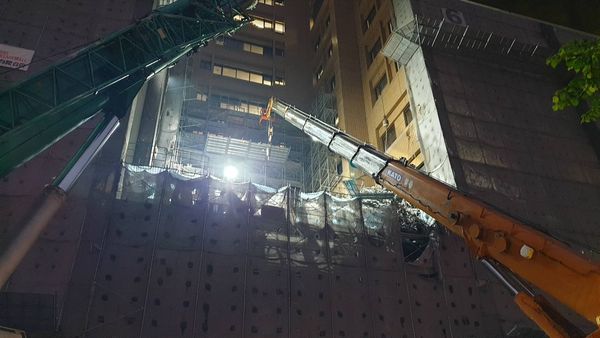 北市府證實，49歲印尼籍移工蘇亞曼遭壓在三樓施工架中，屍僵明顯死亡。 圖：台北市政府提供