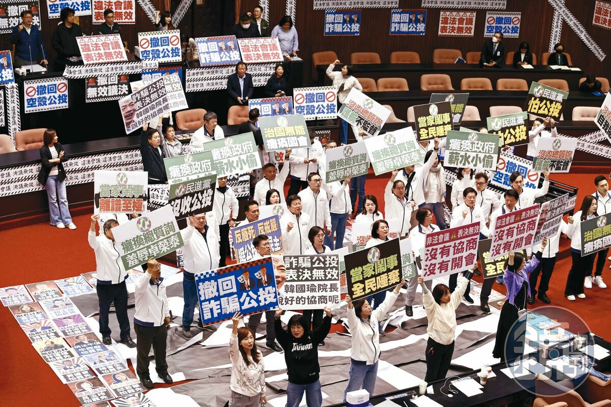國民黨在立院祭出公投、延會等招數來應對罷免。 圖：（鏡報新聞網）