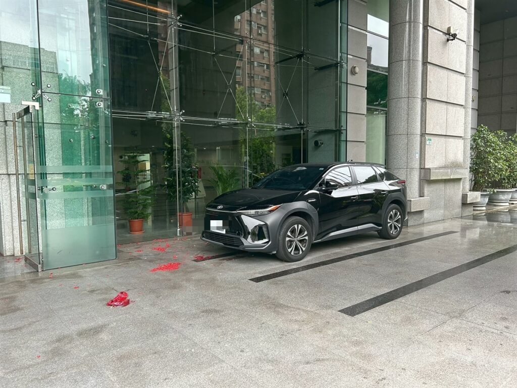 台北市警方20日接獲交通部報案，指有不明人士在大門口前丟擲已點燃的鞭炮，造成大門及停放車輛遭波及。（翻攝照片）