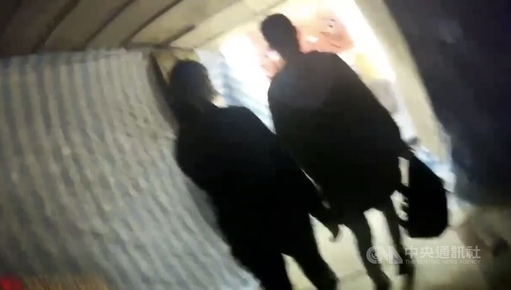 交通部大樓20日遭不明女子咆哮後施放鞭炮，警方21日通知涉案的新北市50歲陳女（右）到案說明，全案依違反社會秩序維護法函送裁處。（翻攝照片）中央社記者黃麗芸傳真  114年4月22日