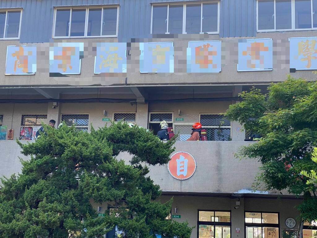 位於新北市萬里區的中華商業海事職業學校22日清晨疑教具間內的除濕機起火冒煙，幸無人受傷。 圖：中央社（讀者提供）