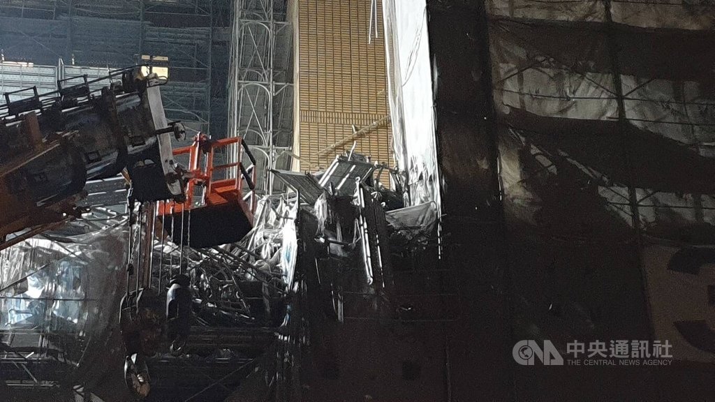 台北市台大醫院施工鷹架21日倒塌，22日凌晨尋獲失聯的49歲印尼男移工，已明顯死亡。警方表示，已通知發現人及工地負責人製作筆錄，將辦理後續相驗事宜。 圖：中央社（翻攝照片）
