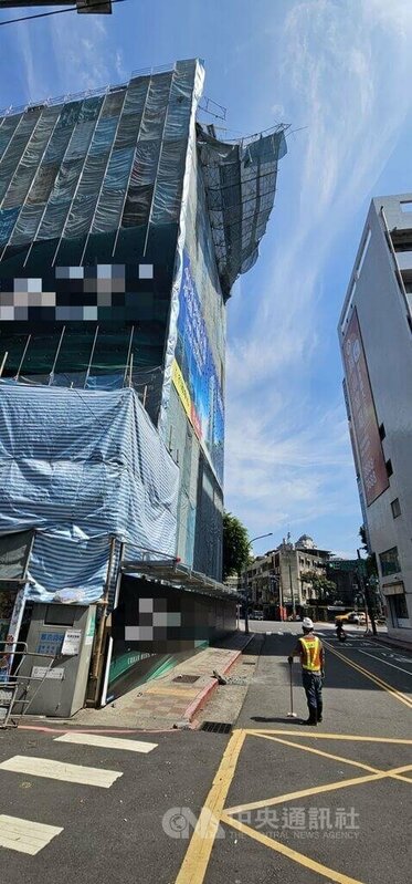 台北市士林區承德路一處建案工地22日發生鷹架掉落事件，造成1輛行經汽車遭砸損，幸無人受傷，轄區警方獲報已派員到場處理。 圖：中央社（翻攝照片）