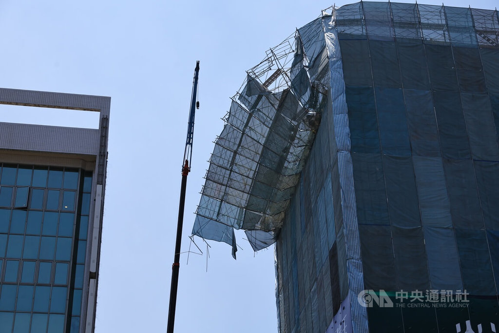 台北市士林區承德路一處建案工地22日上午發生鷹架掉落事件，轄區警方獲報已派員到場處理。 圖：中央社