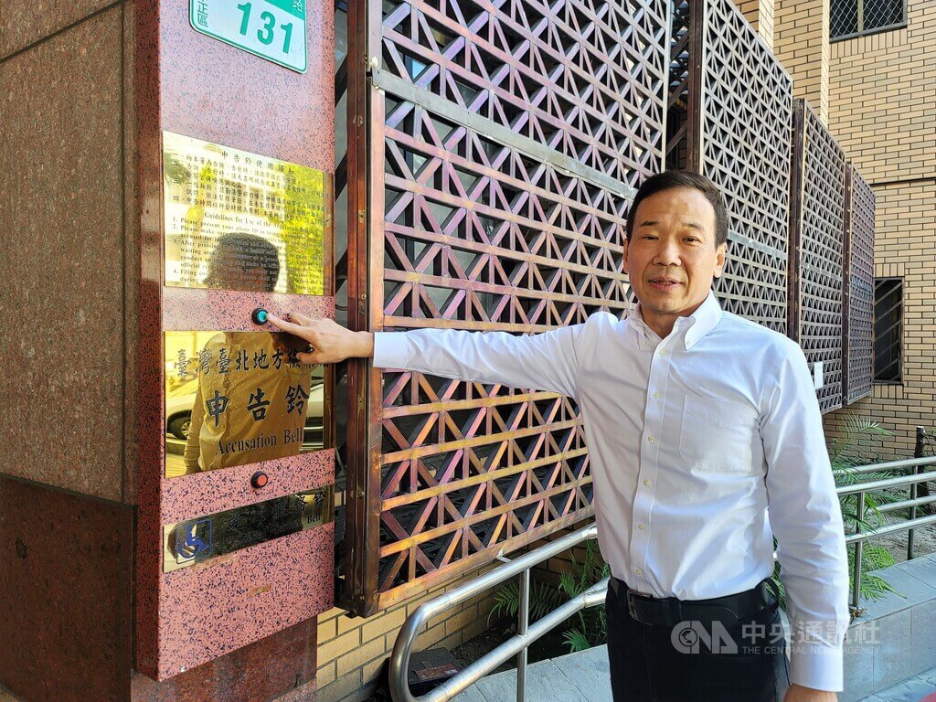 國民黨台北市議員鍾小平（圖）22日到台北地檢署按鈴告發調查局長陳白立涉犯瀆職罪，認為調查局偵辦民進黨立委吳沛憶罷免團體，傳訊200多名證人違反法律比例原則。 圖：中央社