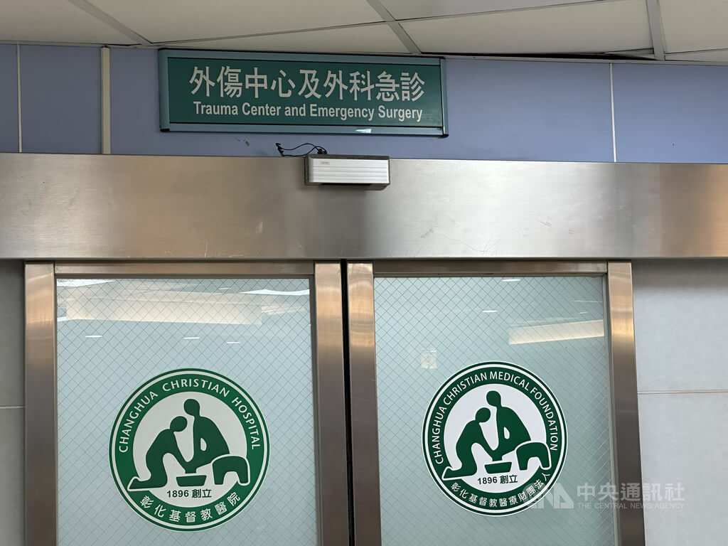 康橋國際學校舉辦單車環台成年禮活動，22日行經彰化縣埤頭鄉時遭1輛逆向自小客車撞擊，造成7名學生及駕駛共8人受傷送醫，其中1名15歲男學生重傷昏迷指數3，在彰化基督教醫院搶救中。中央社記者鄭維真攝 114年4月22日