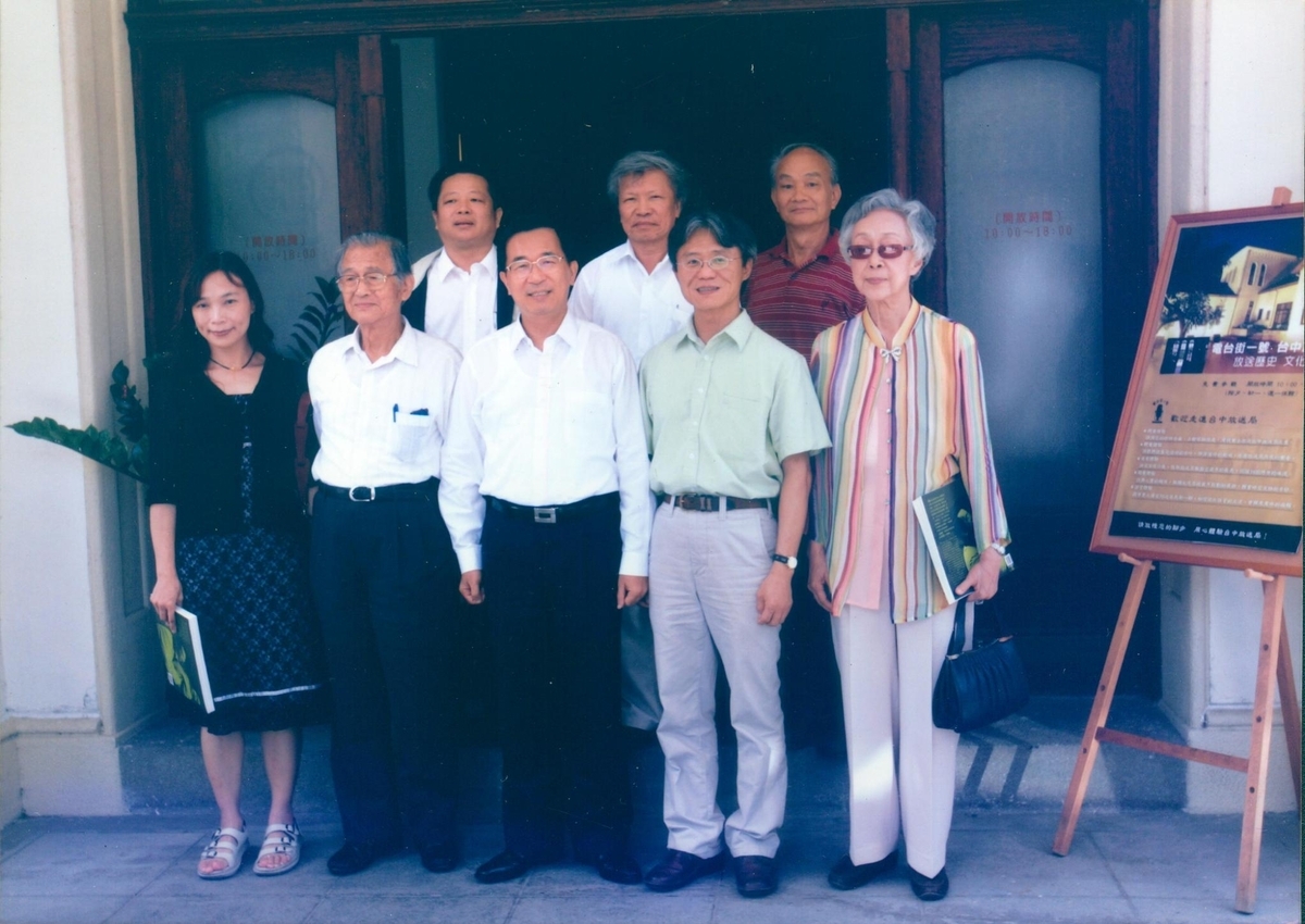 這幀照片是2006年間，陳水扁悄然抵台中，由陳彥斌（後左一）邀集鄭順娘董事長、詩人陳千武、詩人吳晟、詩人路寒袖（前右二）、賴茂州董事長、作家楊翠（前左一），中午在放送局用餐後的合照。 圖/陳彥斌