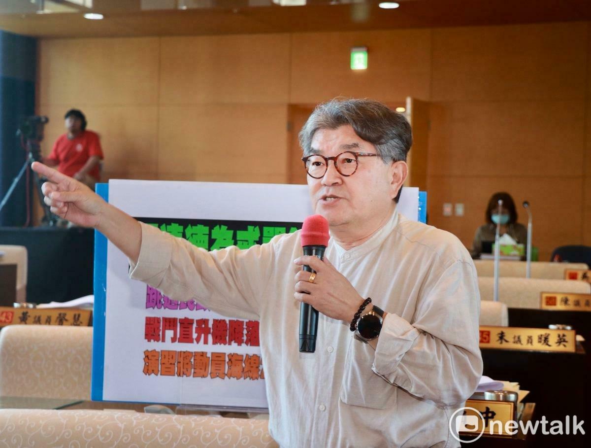 李中要求民政局與宮廟溝通，不應讓民眾避難場所變成軍事設施存放場域。 圖：唐復年/攝