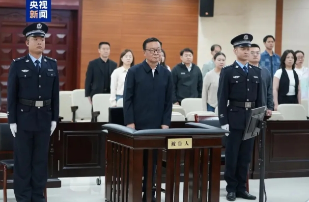 李鵬新以受賄罪判處死刑，緩期二年執行，剝奪政治權利終身，並處沒收個人全部財產。 圖 : 翻攝自央視新聞