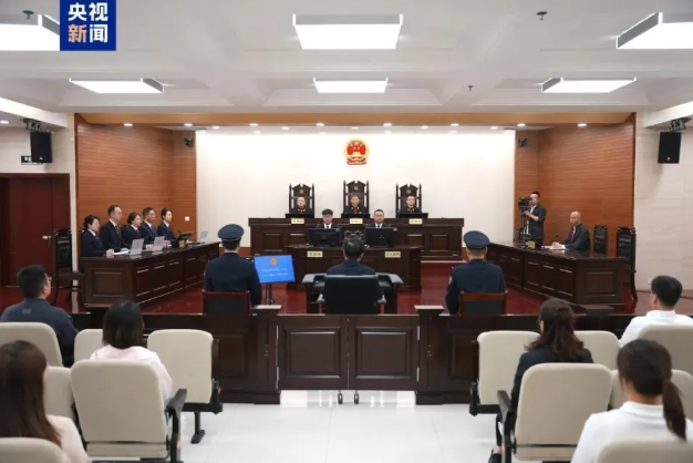 李鵬新以受賄罪判處死刑，緩期二年執行，剝奪政治權利終身，並處沒收個人全部財產。 圖 : 翻攝自央視新聞