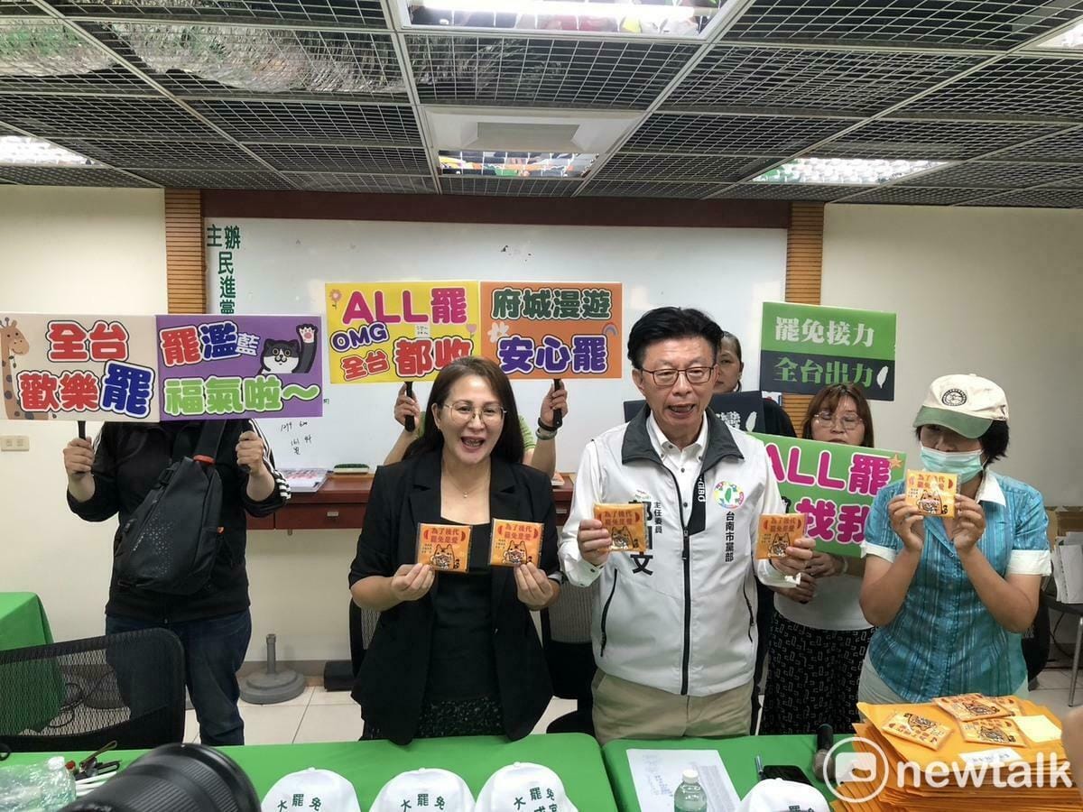 民進黨台南市黨部表示，為響應全國罷免連署，市黨部在戶外擺攤服務戶籍在外地的民眾，讓大家都可以連署，表達罷免不適任立委的心聲。尤其是在清明連假期間，觀光旅遊人潮熱絡，市黨部大力宣傳擺攤，結合志工朋友協助連署，不少人利用假日期間來到攤位，市黨部收集1313份，再加上有黨公職交件147份，總共1460份。 圖：黃博郎／攝