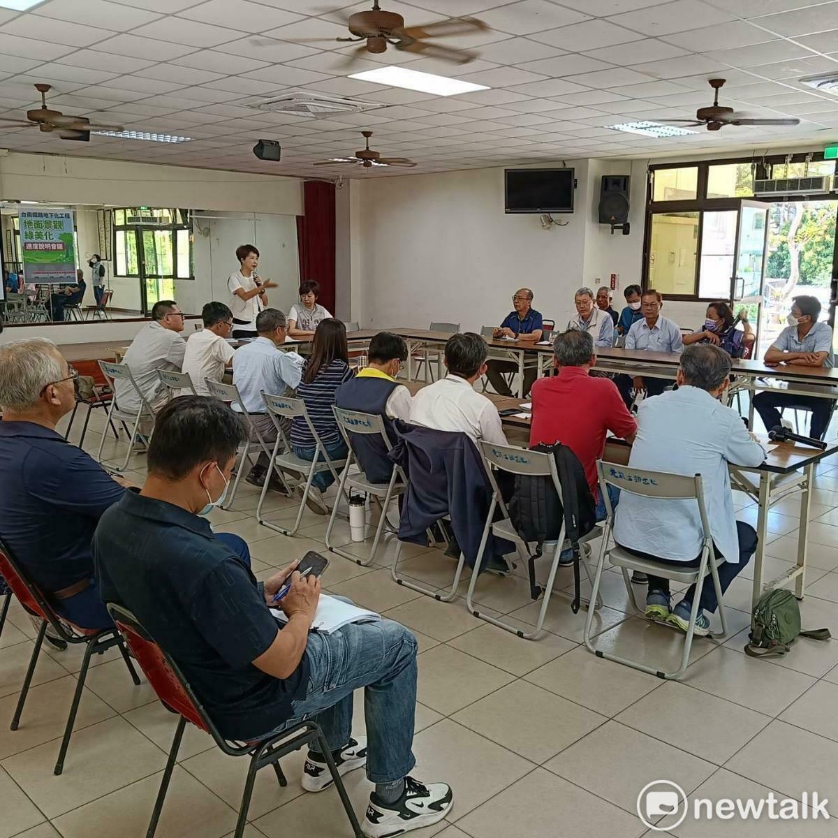 針對台南鐵路地下化後續的地面景觀綠美化工程，立法委員陳亭妃召集地方議員陳怡珍，以及交通部鐵道局、台南市交通局、市政府工務局等相關單位共同召開會議，並初步與當地里長及學校代表交換意見，強調未來的規劃必須「以民為本」，確實納入在地需求與建議。 圖：陳亭妃服務處提供