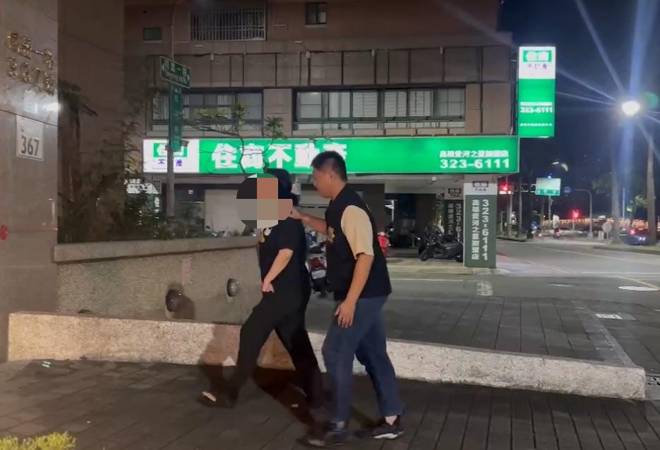 陳姓待業女碩士(左)散播「陳菊走了？」的不實貼文，遭高市警4小時後查獲到案。 圖：高市警三民分局/提供