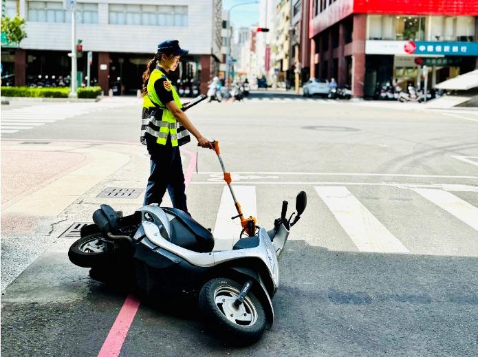 過去冗長的車禍處理過程，透過平板只需約5至10分鐘即可完成。 圖：高雄市警察局交通大隊/提供