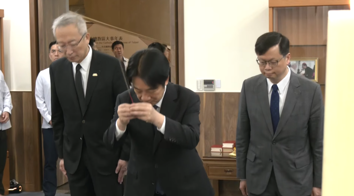 賴清德至教宗方濟各靈堂追思，並上香、灑聖水。 圖：翻攝畫面
