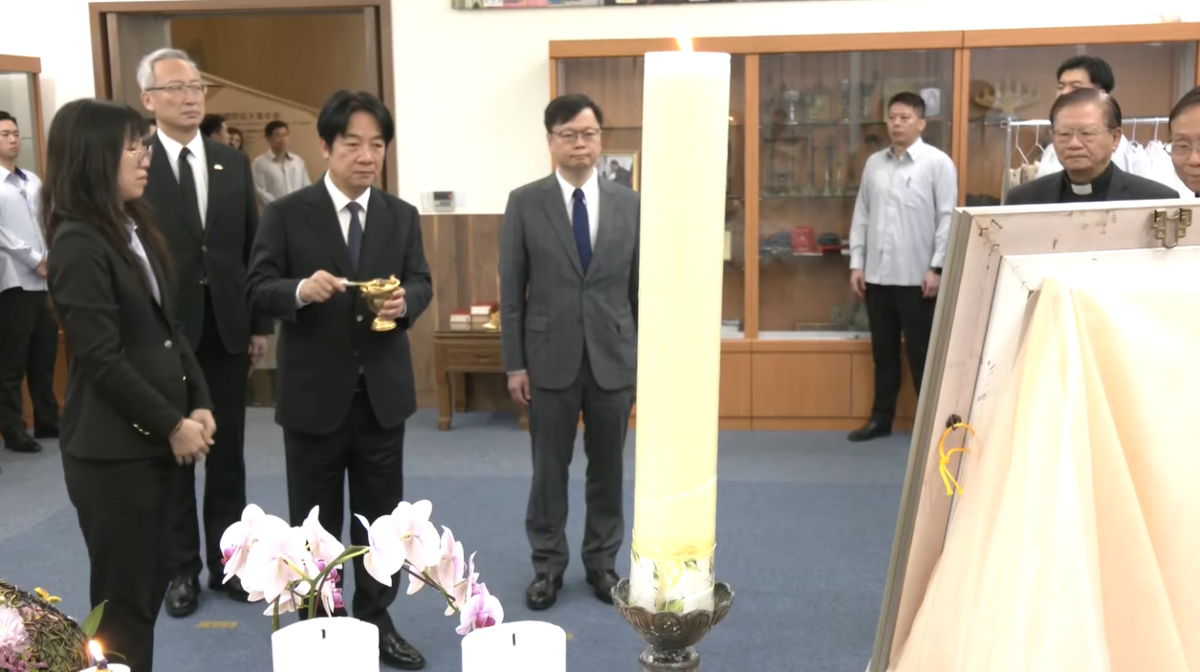 賴清德至教宗方濟各靈堂追思，並上香、灑聖水。 圖：翻攝畫面