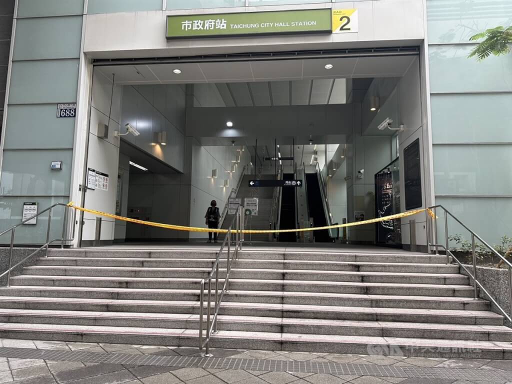 洪姓男子去年5月間在台中捷運車廂內持刀隨機攻擊，事發後現場拉起封鎖線。（中央社檔案照片）